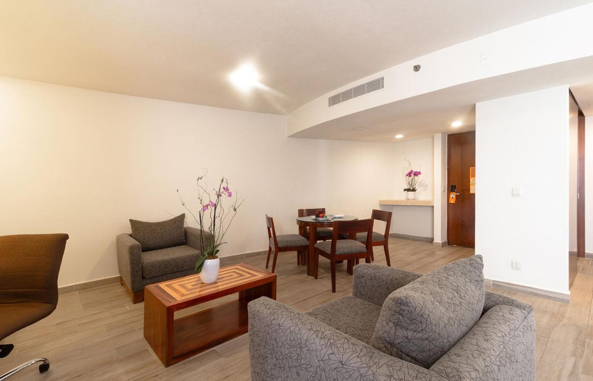 Real Inn Guadalajara Expo Екстер'єр фото